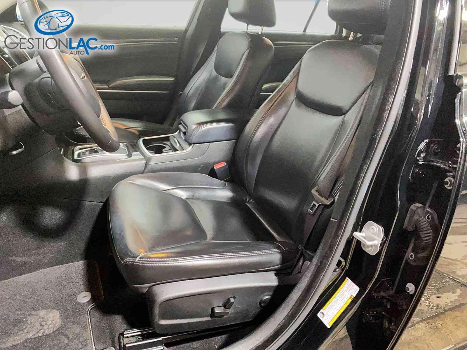 Chrysler 300 2022 - Image 9
