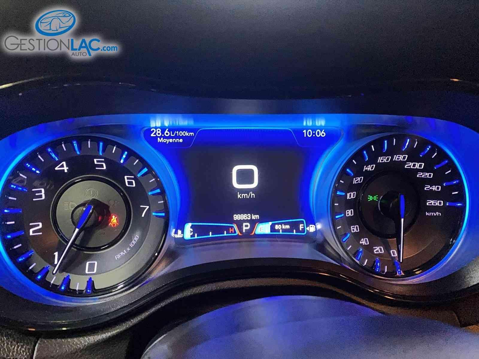 Chrysler 300 2022 - Image 16