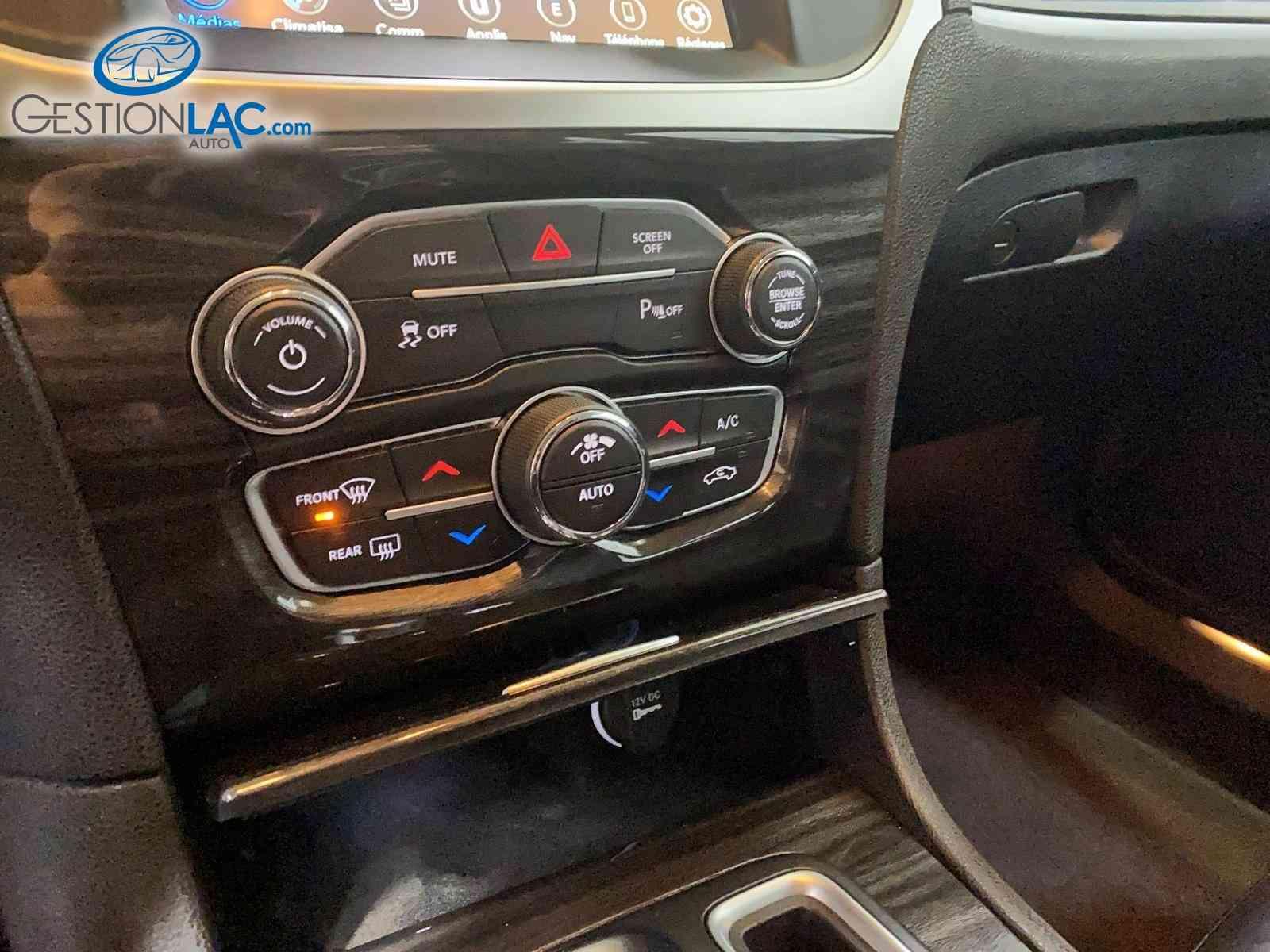 Chrysler 300 2022 - Image 24