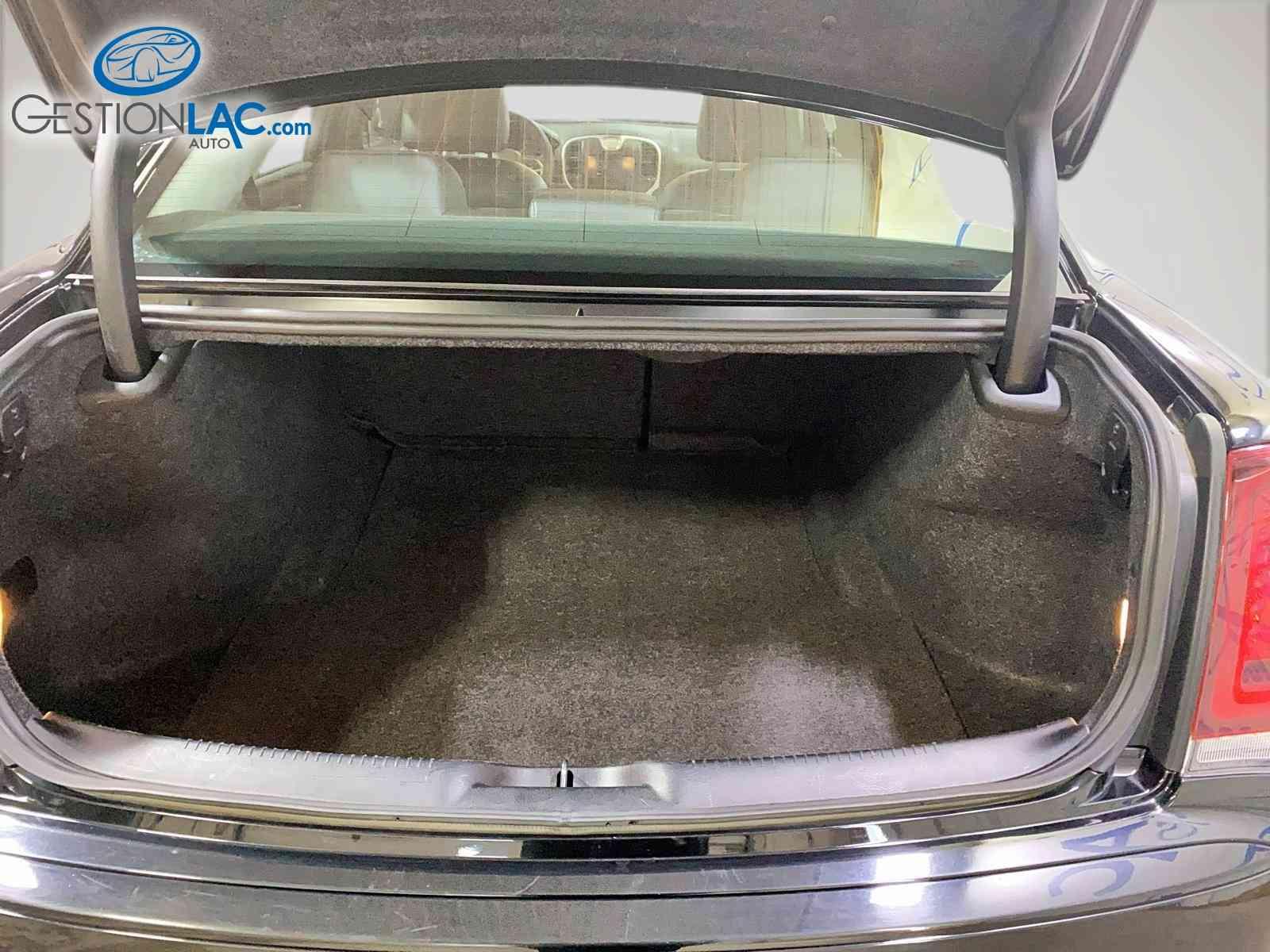 Chrysler 300 2022 - Image 7