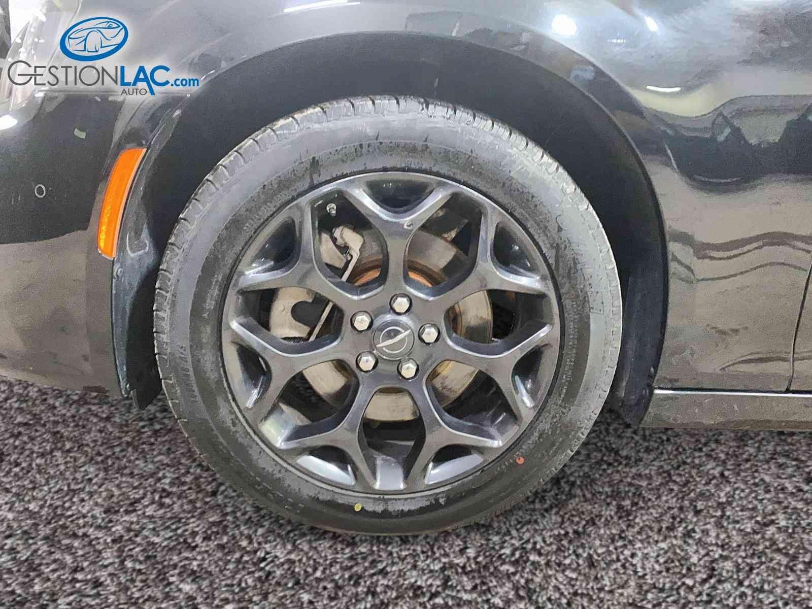 Chrysler 300 2022 - Image 8