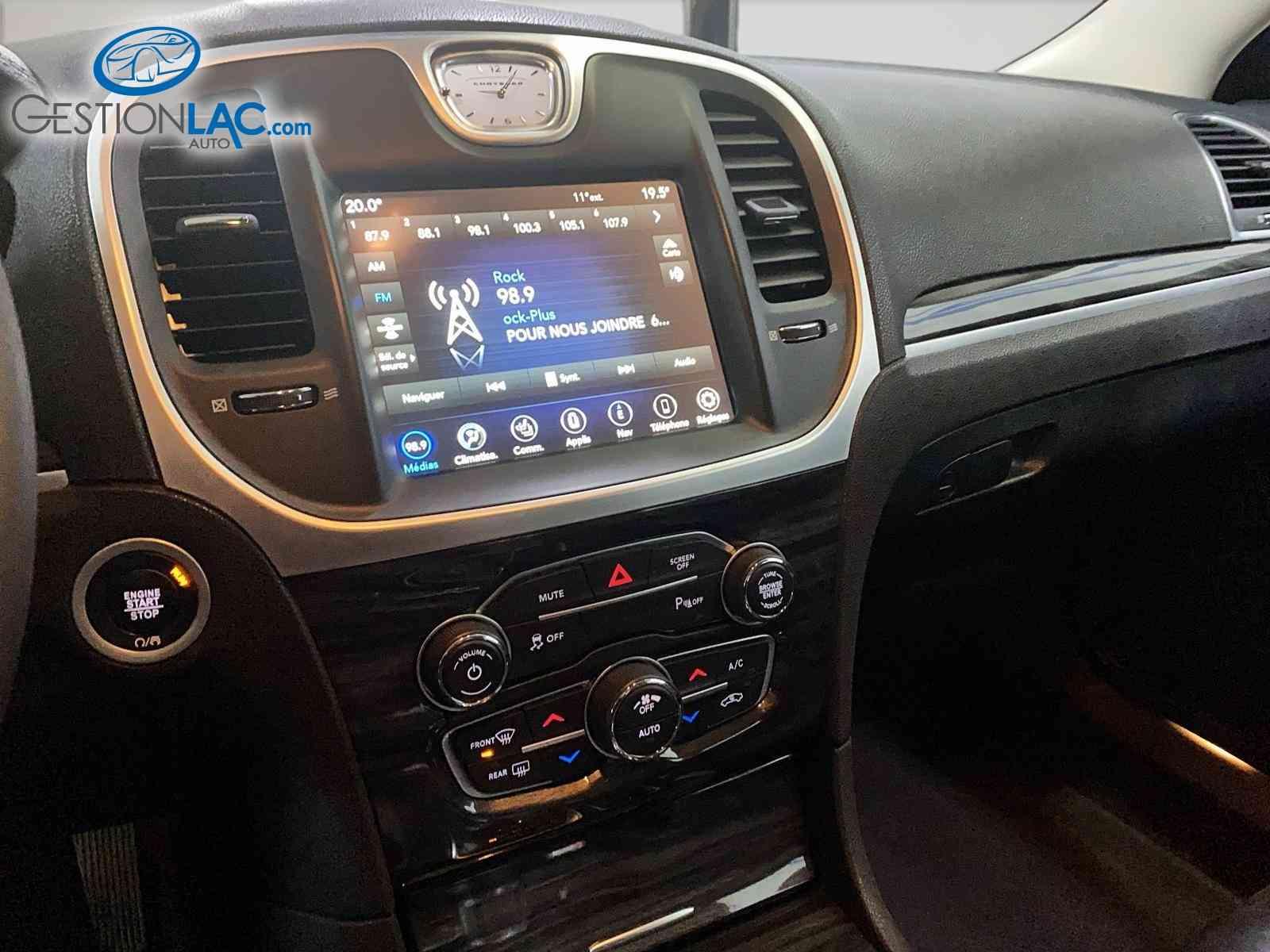 Chrysler 300 2022 - Image 18