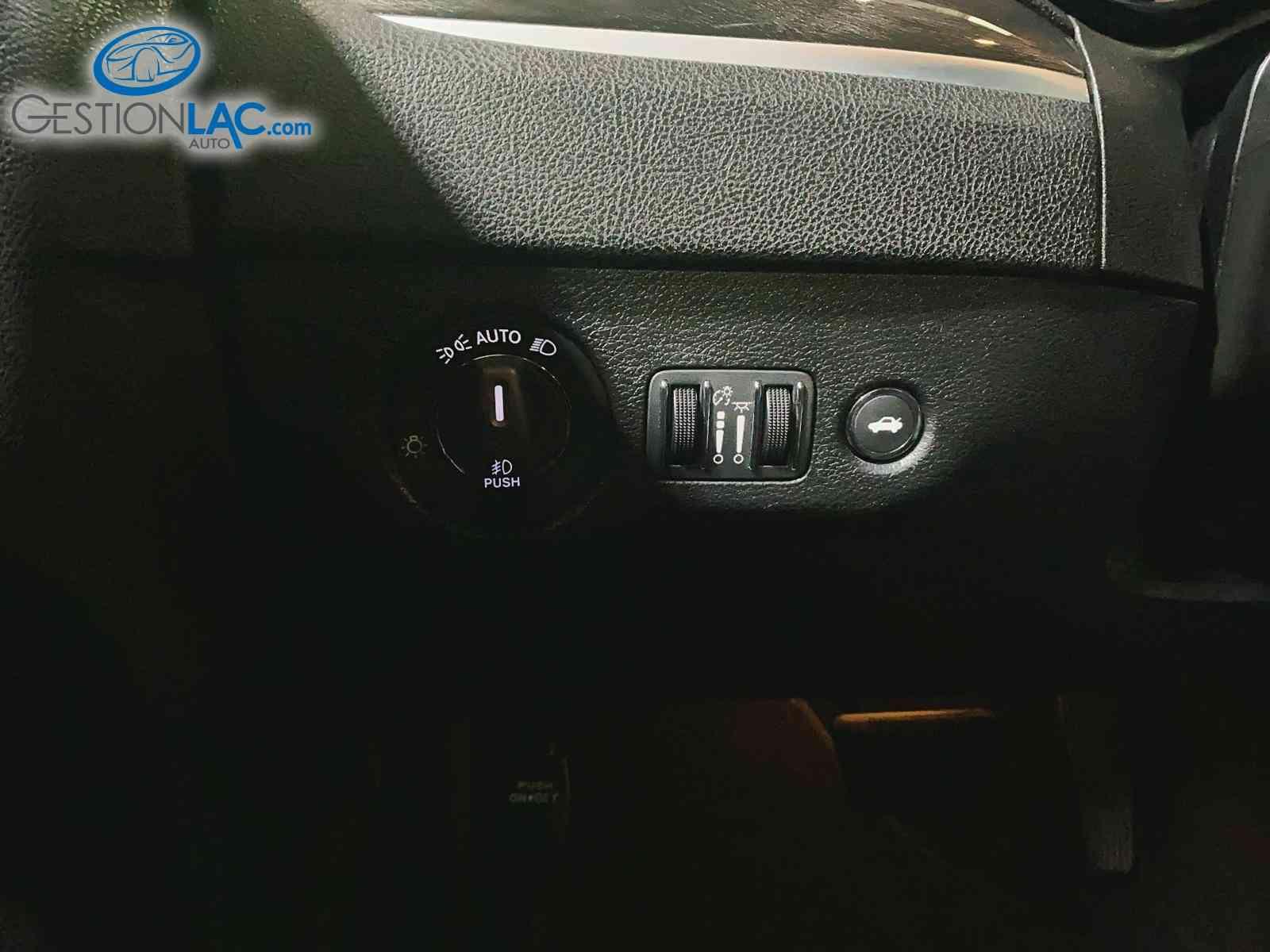 Chrysler 300 2022 - Image 17